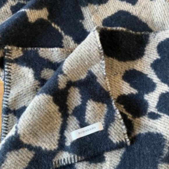 Burberry - Wool Animal Print Scarf - Picture 4 of 4